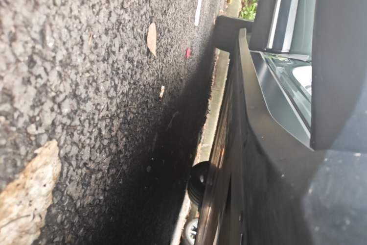 Used Nio EC6 2024 75 kWh Right Side Sill
