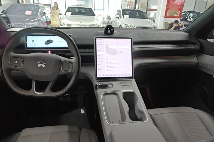 Used Nio EC6 2024 75 kWh Center Console