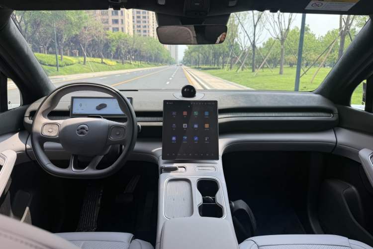 Used Nio EC6 2024 75 kWh Center Console