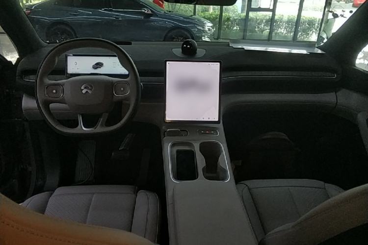 Used Nio EC6 2024 75 kWh Center Console