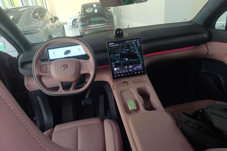 Used Nio EC6 2024 75 kWh Center Console