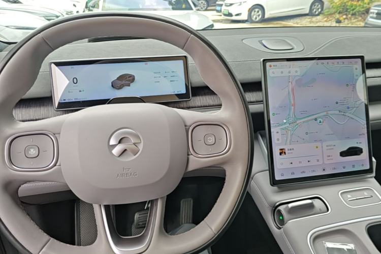 Used Nio EC6 2024 75 kWh Center Console