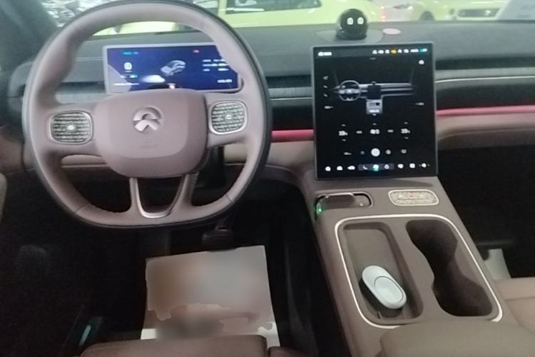 Used Nio EC6 2024 75 kWh Center Console