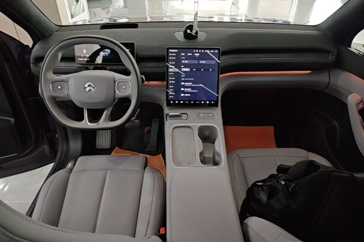 Used Nio EC6 2024 75 kWh Center Console