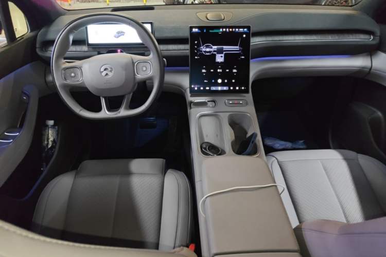 Used Nio EC6 2024 75 kWh Center Console
