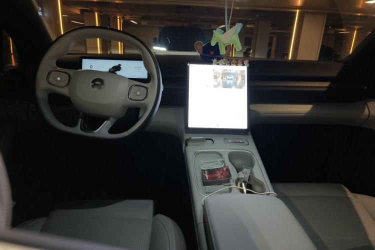 Used Nio EC6 2024 75 kWh Center Console