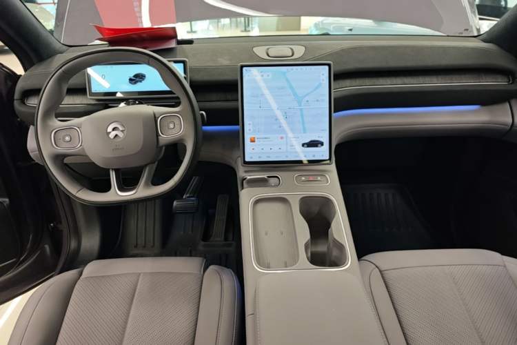 Used Nio EC6 2024 75 kWh Center Console