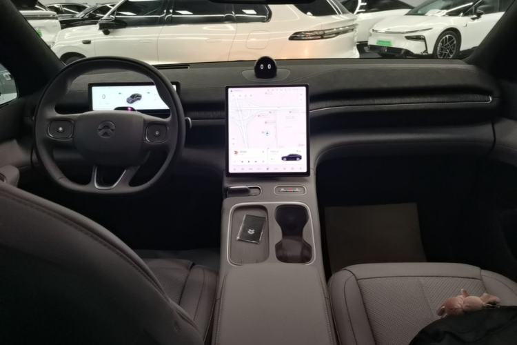 Used Nio EC6 2024 75 kWh Center Console