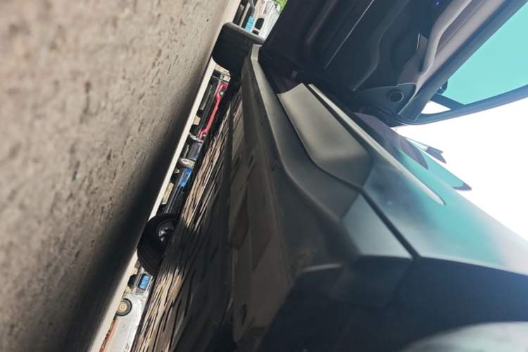Used Nio EC6 2024 75 kWh Left Side Sill