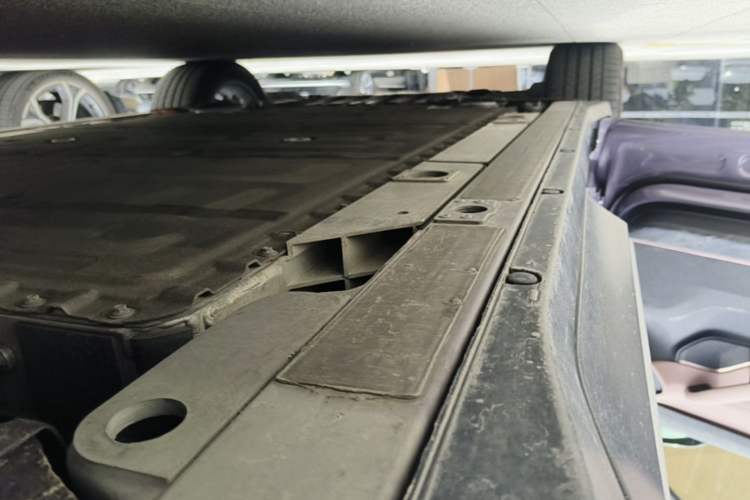Used Nio EC6 2024 75 kWh Left Side Sill
