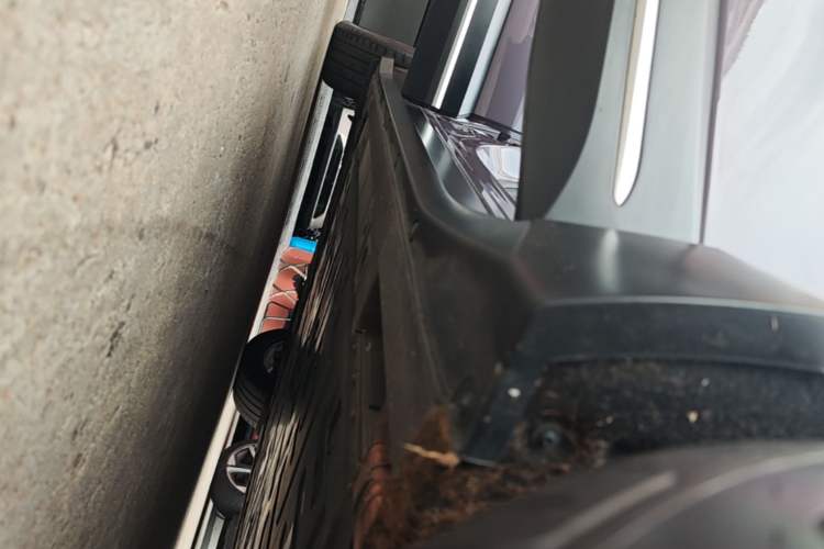 Used Nio EC6 2024 75 kWh Right Side Sill