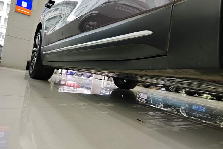 Used Nio EC6 2024 75 kWh Right Side Sill