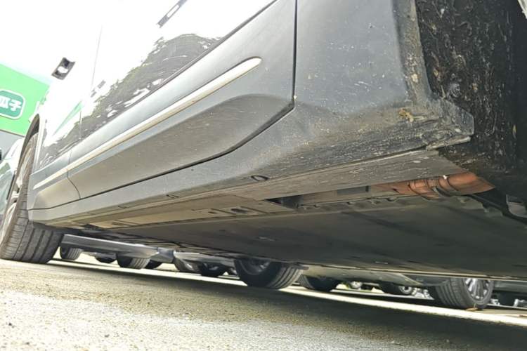 Used Nio EC6 2024 75 kWh Right Side Sill