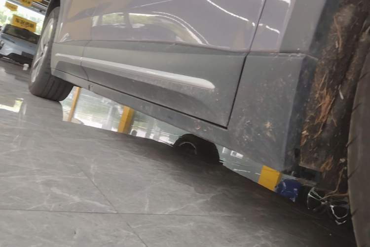 Used Nio EC6 2024 75 kWh Right Side Sill