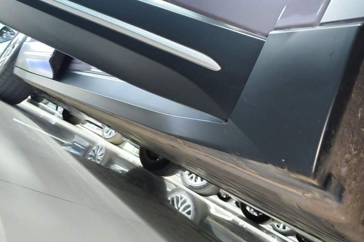 Used Nio EC6 2024 75 kWh Right Side Sill