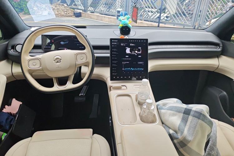Used Nio EC6 2024 75 kWh Center Console