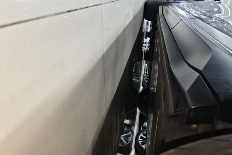 Used Nio EC6 2024 75 kWh Left Side Sill