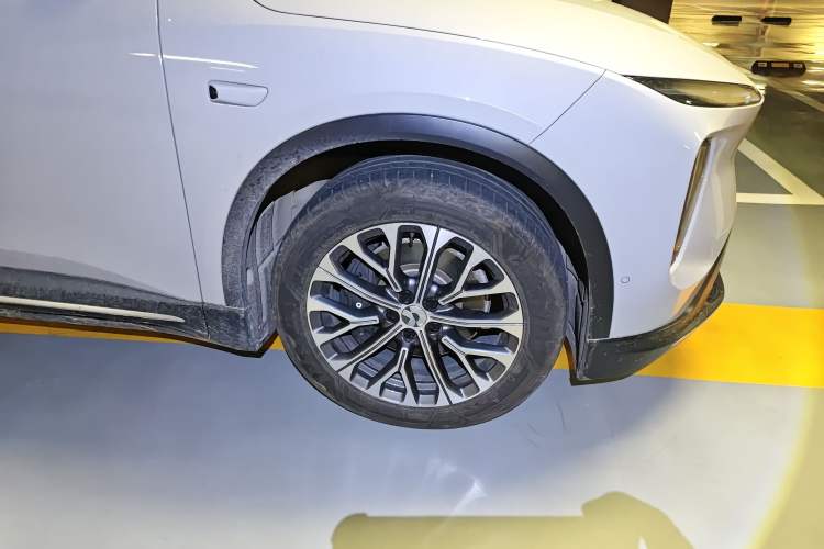 Used Nio EC6 2024 75 kWh Right Front Wheel Hub