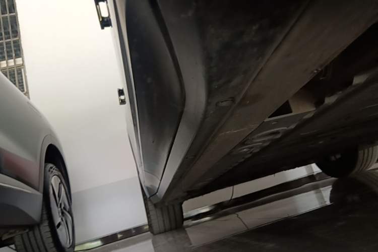 Used Nio EC6 2024 75 kWh Right Side Sill