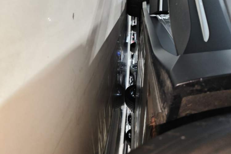 Used Nio EC6 2024 75 kWh Right Side Sill
