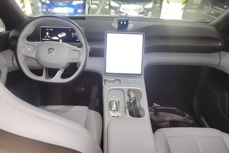 Used Nio EC6 2024 75 kWh Center Console