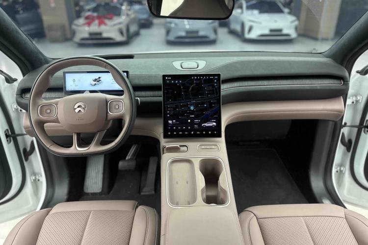 Used Nio EC6 2024 75 kWh Center Console