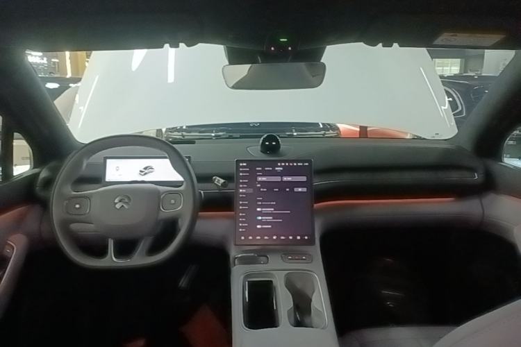 Used Nio EC6 2024 75 kWh Center Console