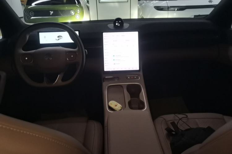 Used Nio EC6 2024 75 kWh Center Console