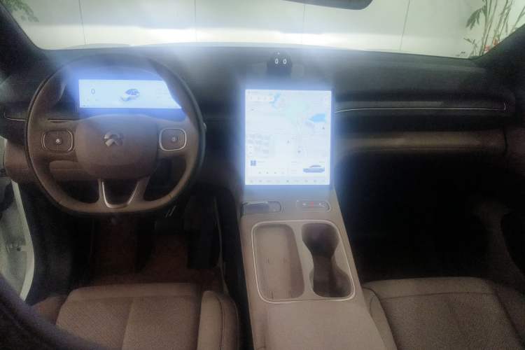 Used Nio EC6 2024 75 kWh Center Console