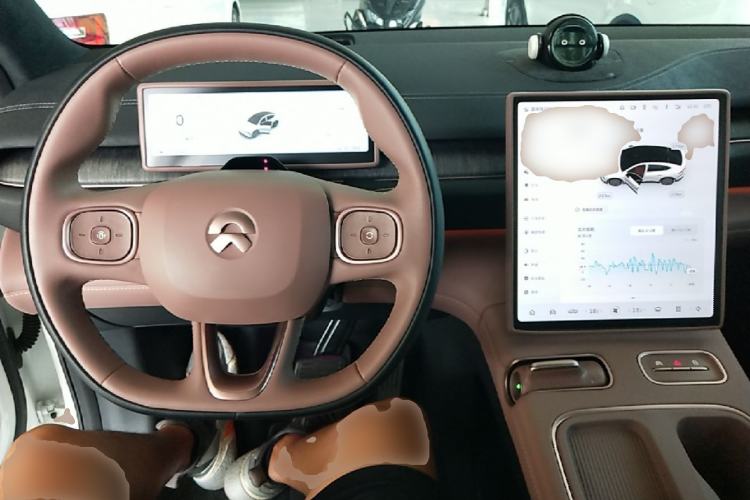 Used Nio EC6 2024 75 kWh Center Console
