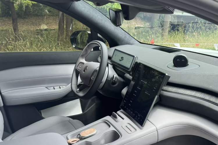 Used Nio EC6 2024 75 kWh Interior 9