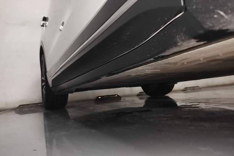 Used Nio EC6 2024 75 kWh Right Side Sill
