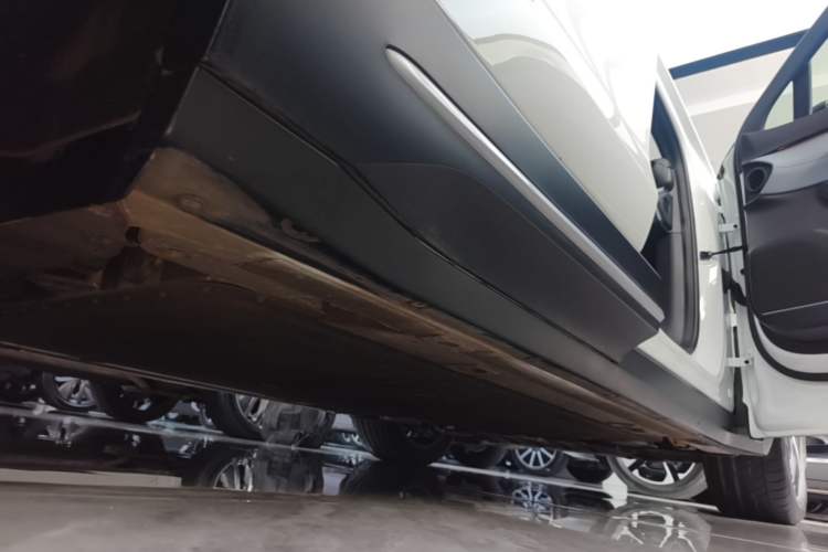 Used Nio EC6 2024 75 kWh Right Side Sill