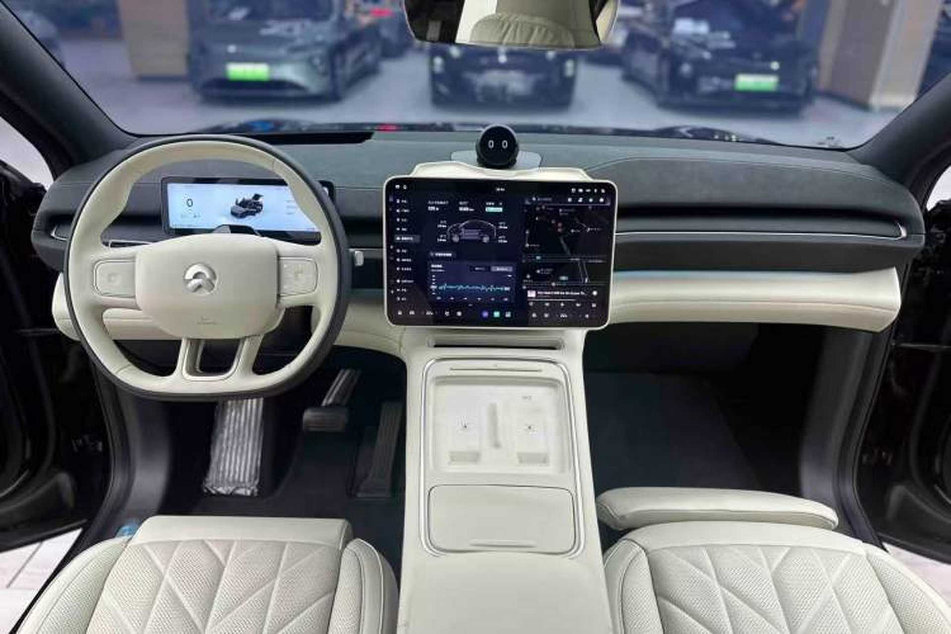 Used Nio EC6 2025 75 kWh Center Console