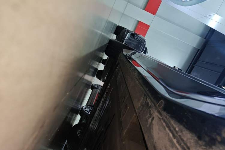 Used Nio EC6 2025 75 kWh Right Side Sill