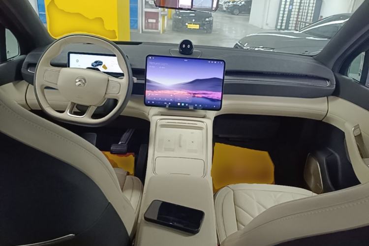 Used Nio EC6 2025 75 kWh Center Console