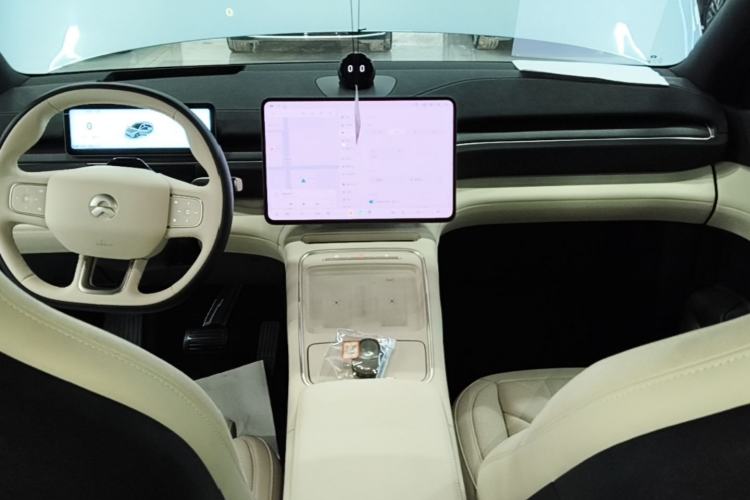 Used Nio EC6 2025 75 kWh Center Console
