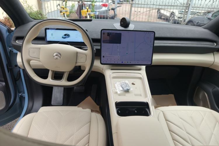 Used Nio EC6 2025 75 kWh Center Console