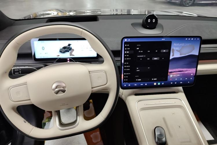 Used Nio EC6 2025 75 kWh Center Console