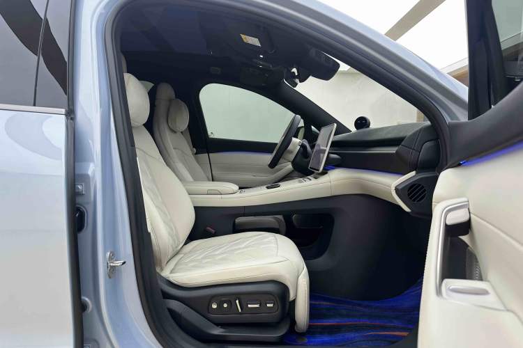 Used Nio EC6 2025 75 kWh Right Front Seat