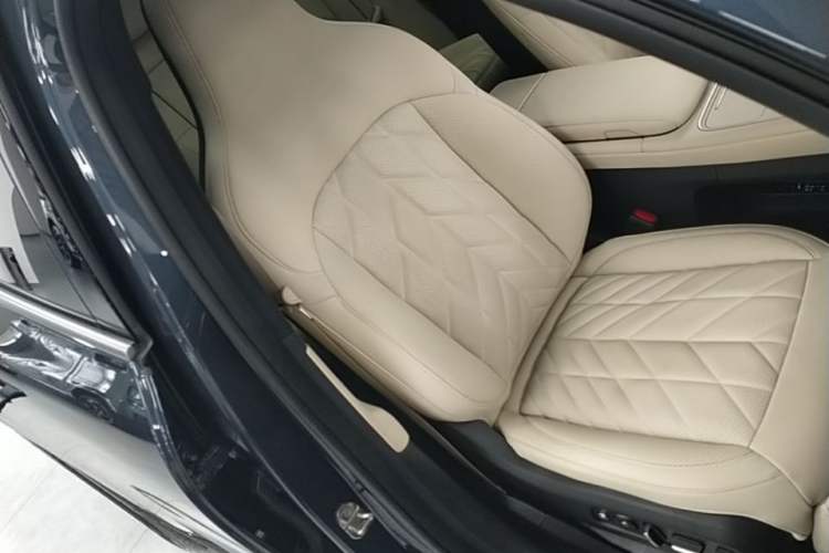 Used Nio EC6 2025 75 kWh Right Front Seat