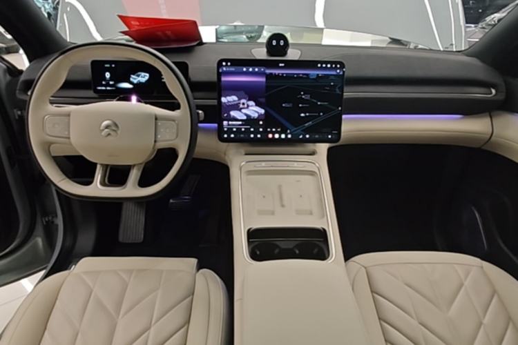 Used Nio EC6 2025 75 kWh Center Console