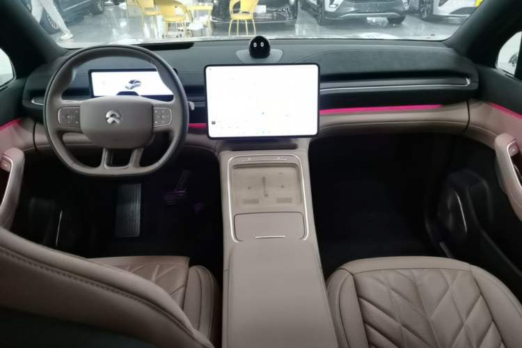 Used Nio EC6 2025 75 kWh Center Console