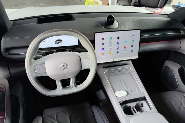Used Nio EC6 2025 75 kWh Center Console