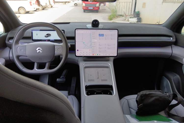 Used Nio EC6 2025 75 kWh Center Console