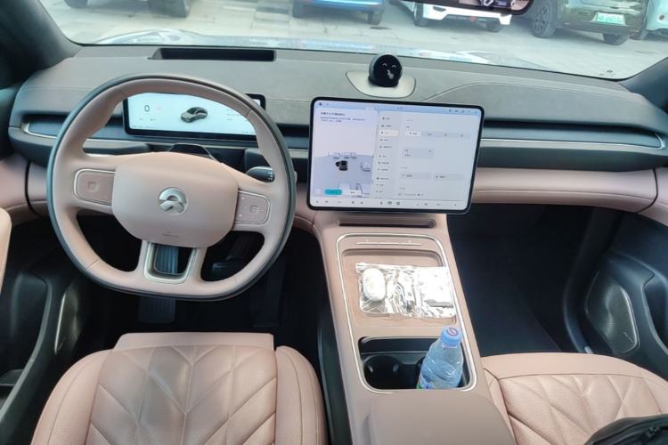 Used Nio EC6 2025 75 kWh Center Console