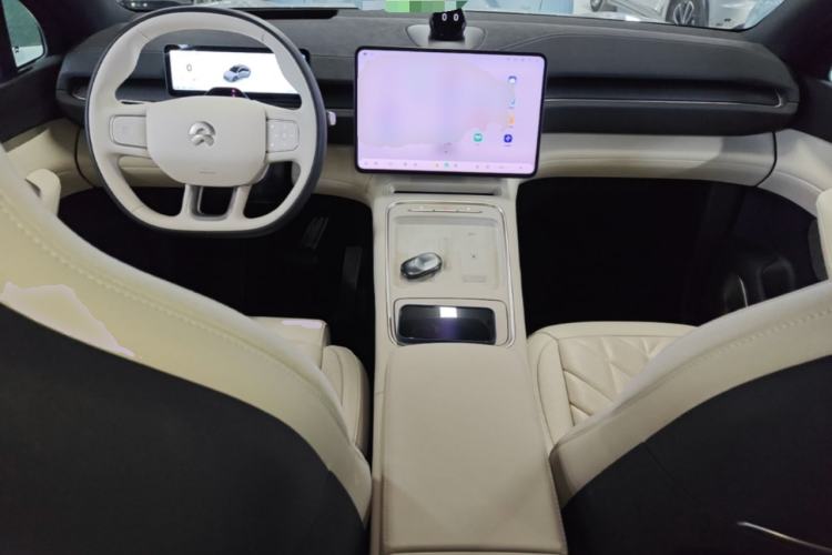 Used Nio EC6 2025 75 kWh Center Console