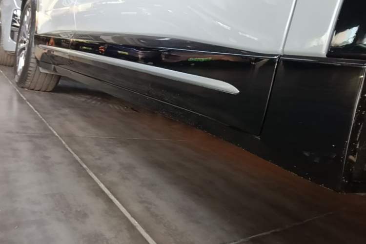 Used Nio EC6 2025 75 kWh Right Side Sill