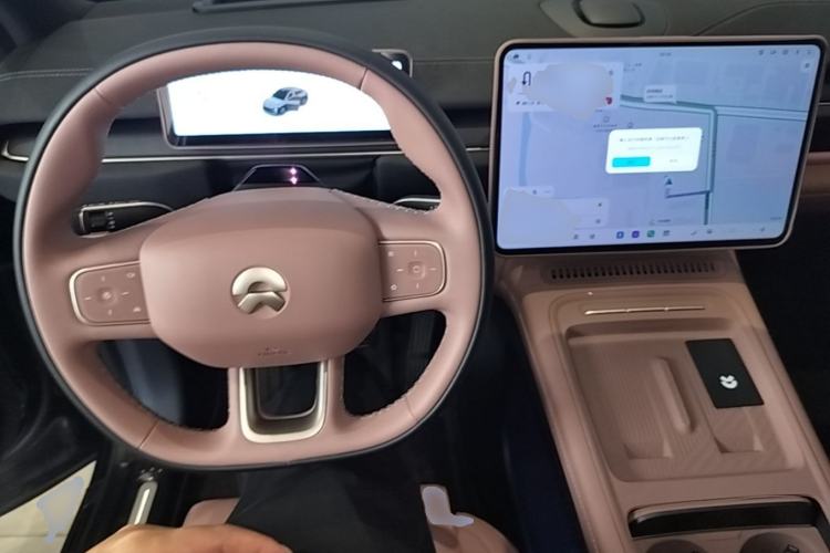Used Nio EC6 2025 75 kWh Center Console