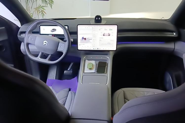 Used Nio EC6 2025 75 kWh Center Console